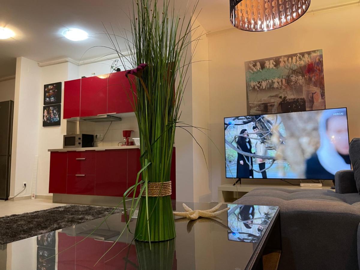 Apartment Happiness By Nicole Jutka, Visual Artist Olimp Εξωτερικό φωτογραφία